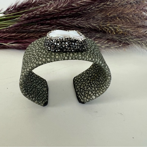 Green Gray Sting Ray Leather w Baroque Pearls Rhinestone Boho Cuff Bracelet NWT - Picture 4 of 11